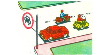 The drivers of which vehicles violated the requirements of the road sign?