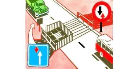 The driver of which vehicle has first priority?