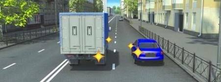 Which vehicle driver has the right of way when changing lanes at the same time?