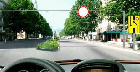 What should the driver do in this situation?