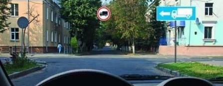 In what direction can you continue driving at this intersection if you are driving a truck with a maximum permissible weight of 3.5 tons?