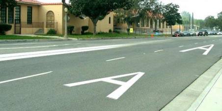 For which vehicles is the lane marked with the letter ,,A՛՛՛?