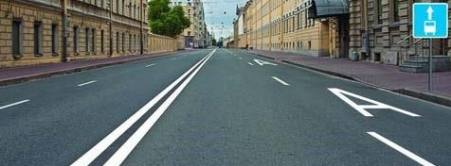 Which vehicles can drive on the right lane of this road?