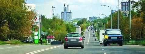 Is a driver travelling without changing lanes obliged to give way to a driver changing lanes from the right?