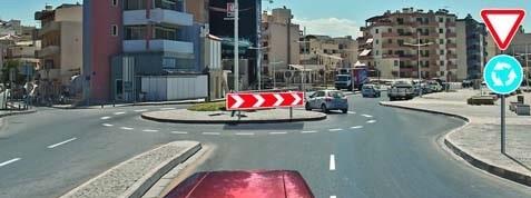 Are you obliged to switch on the right turn indicator at this intersection?